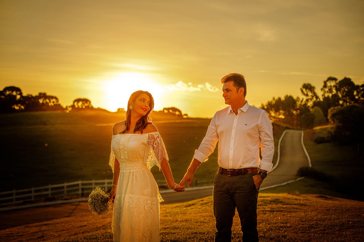 ensaio fotografico em gramado casal no campo