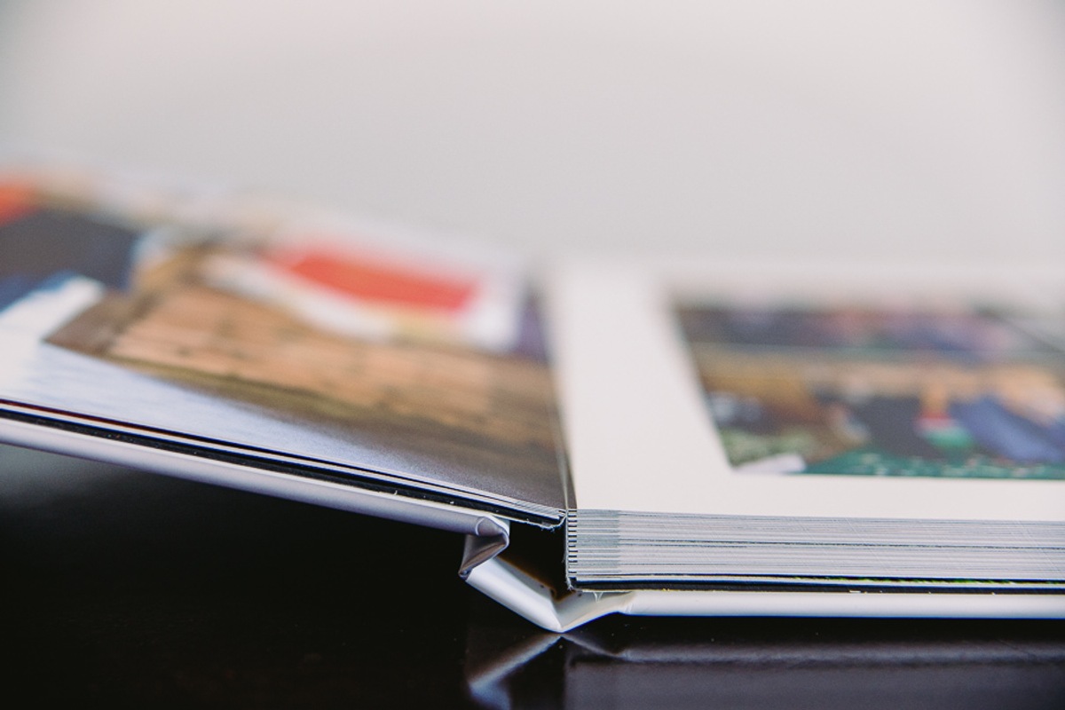 Amostra de Álbum Encadernado com abertura em 180º da Indimagem Photobooks e Encadernados