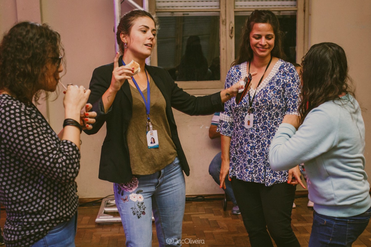 professoras dançando na festa mensal para crianças do calábria em porto alegre