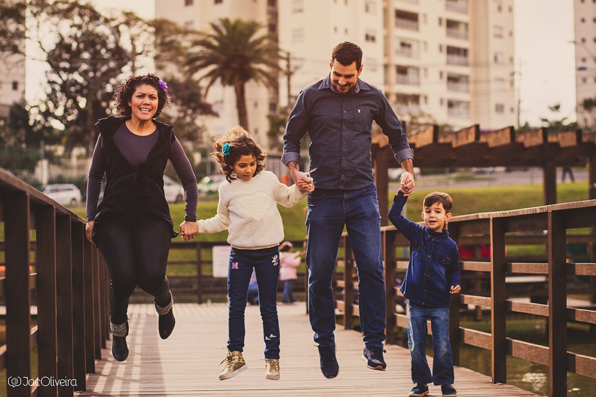 familia pulando no parque dia dos pais ensaio filho autista