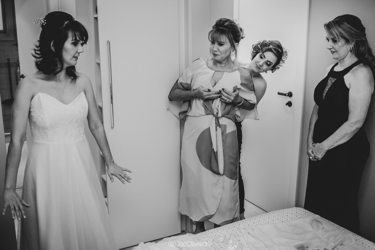 noivas e suas mães na preparação antes da cerimônia na love it