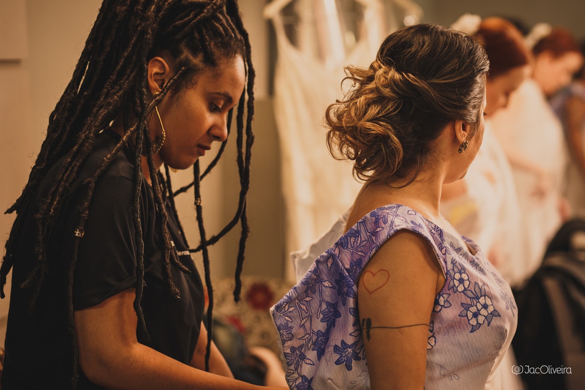 bastidores desfile o amor é simples mostra noivas vestido estampado