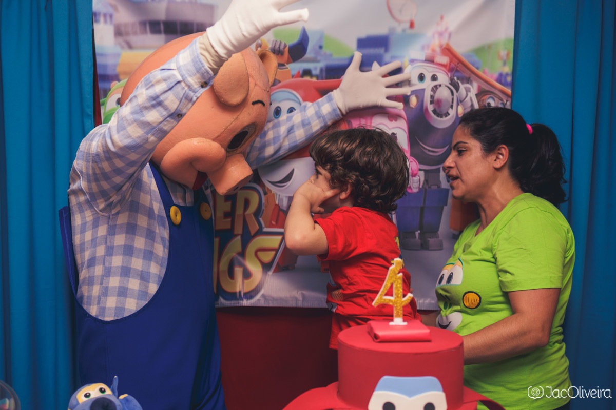 homem vestido fantasia de porco para aniversário infantil pedro dante