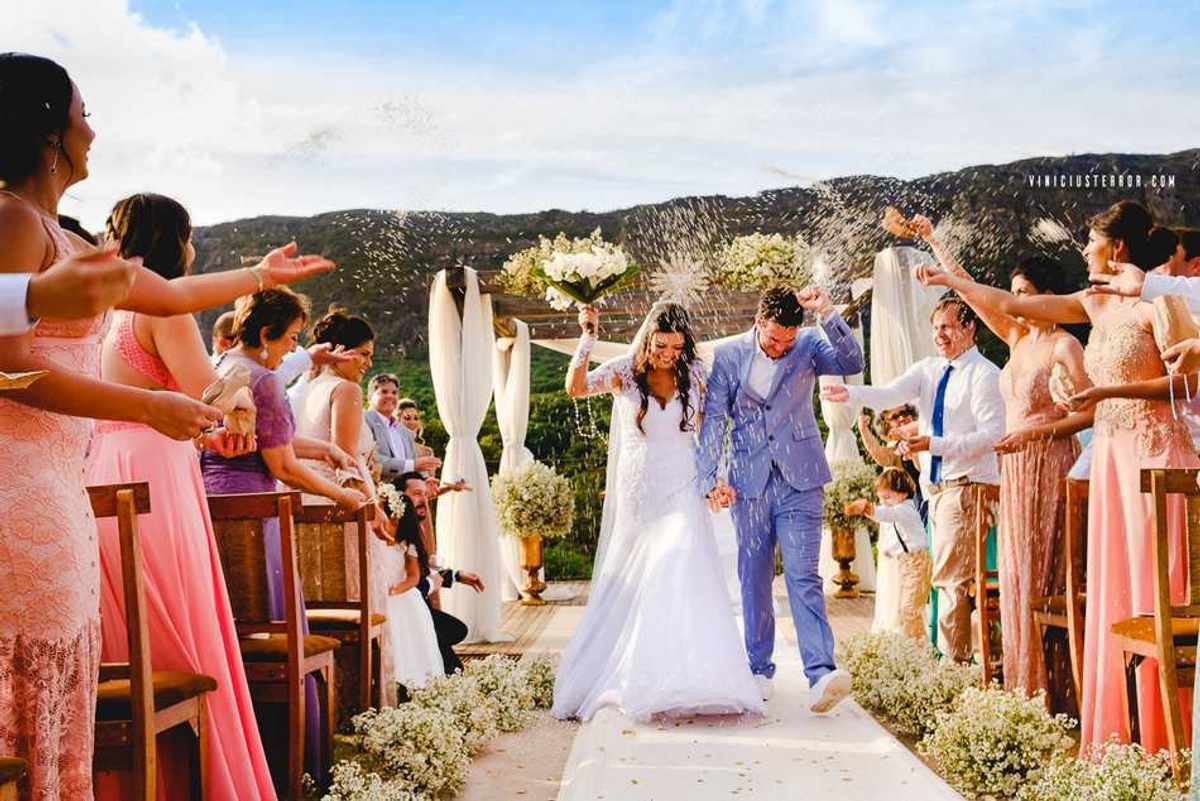 saida dos noivos casamento ao ar livre na brisa da serra tiradentes