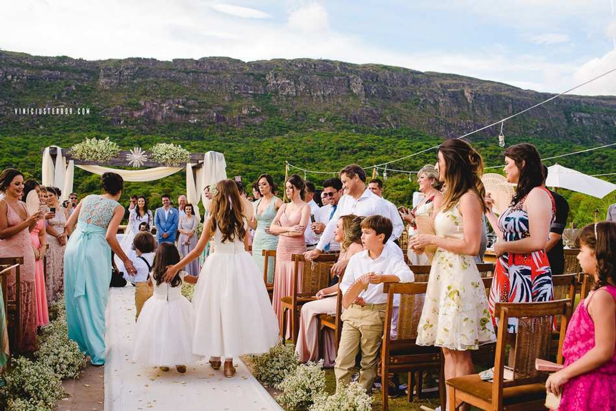 entrada das daminhas e pajens em um casamento ao ar livre