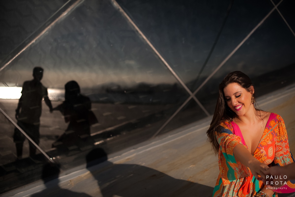noiva de mão dada com o noivo, reflexo no espelho