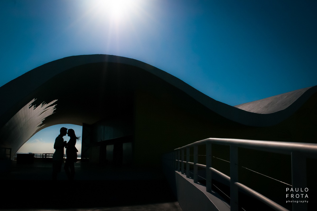Casal de silhueta na obra de oscar Niemeyer