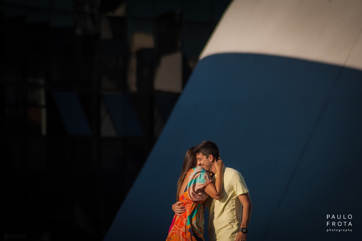 casal rindo e se abraçando