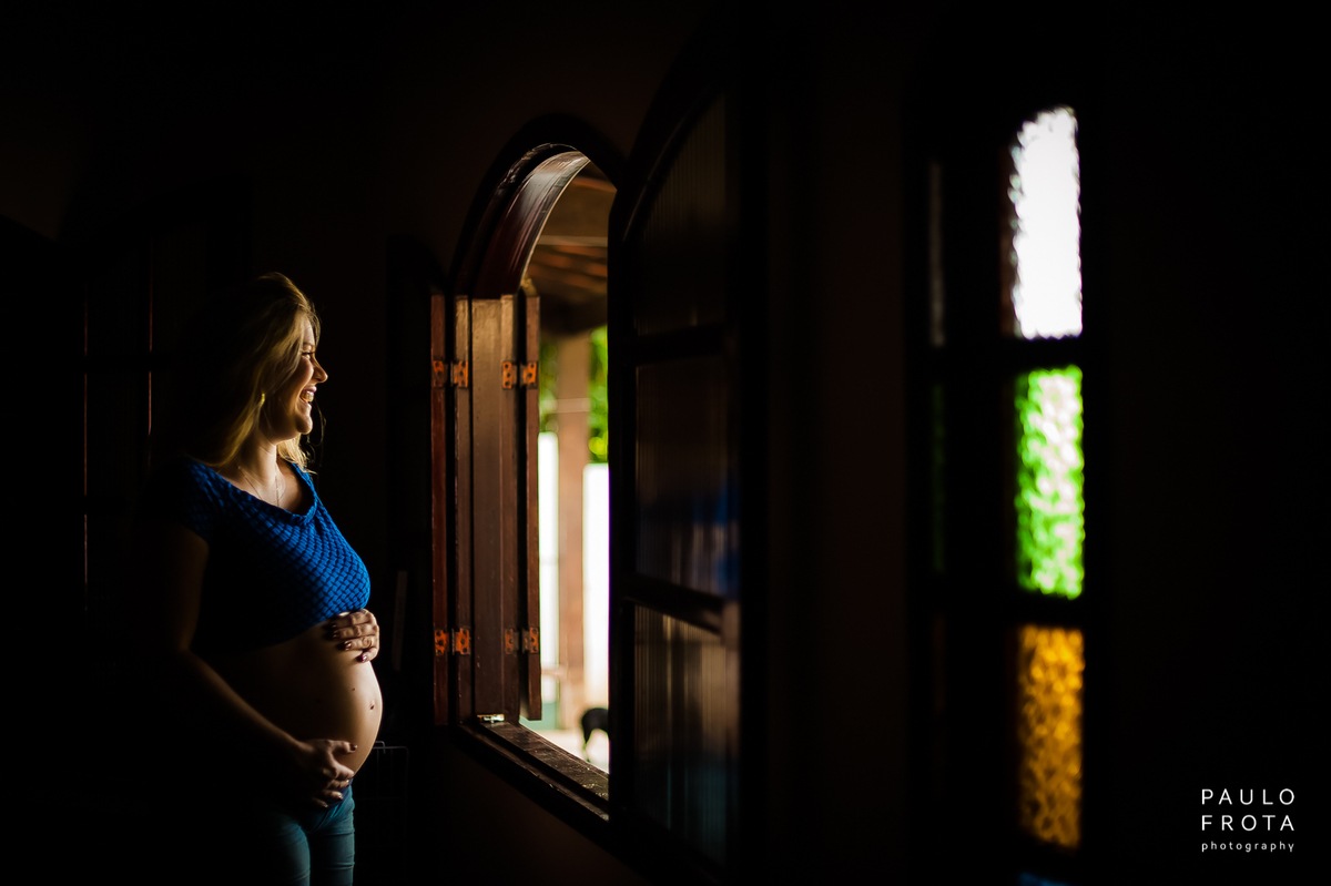 gestante na luz de janela.