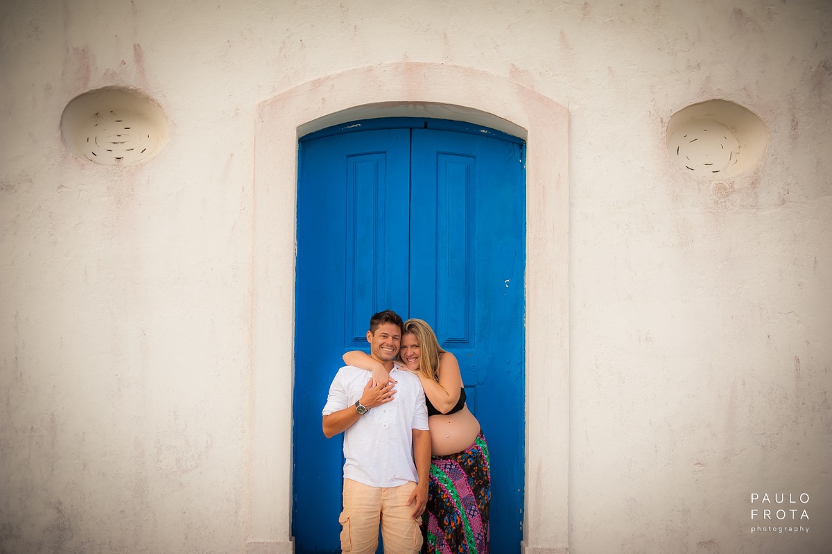 casa na porta lateral da igreja de Saquarema. Casal olhando para a câmera.