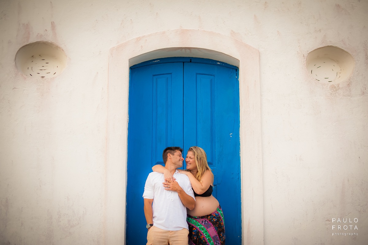 casal namorando na porta lateral da igreja de Saquarema. Casa se olhando