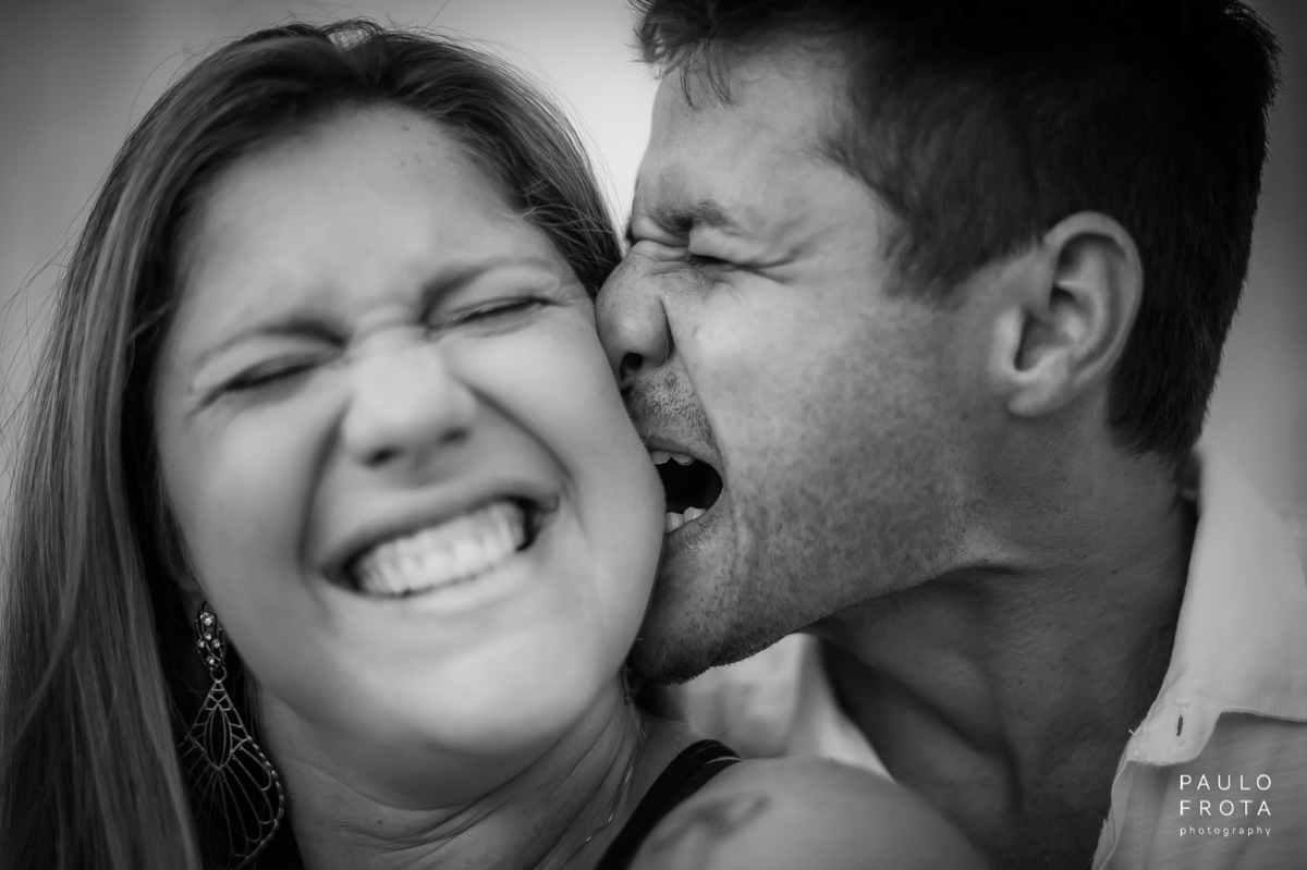 casal brinca um com outro, beijos, abraços e apertos