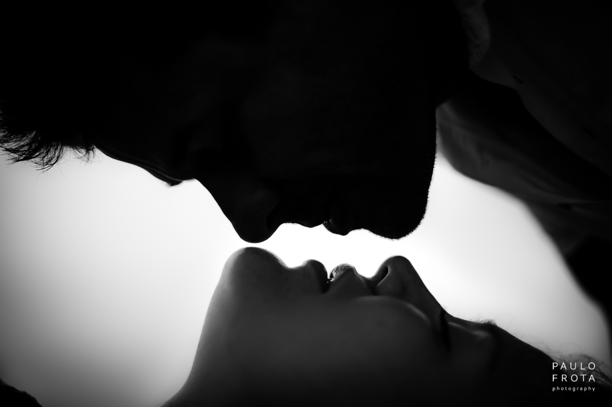 casal de beijando. foto preta e branco