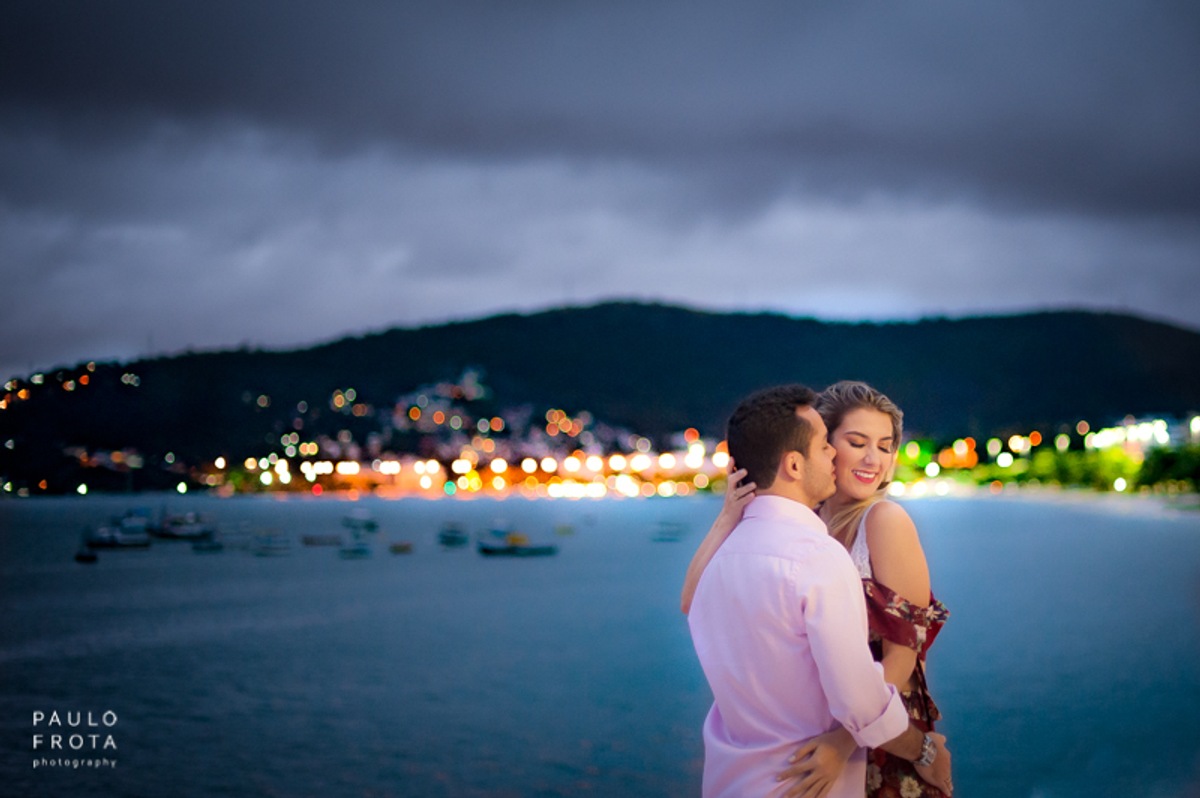 casal abraçado praia charitas