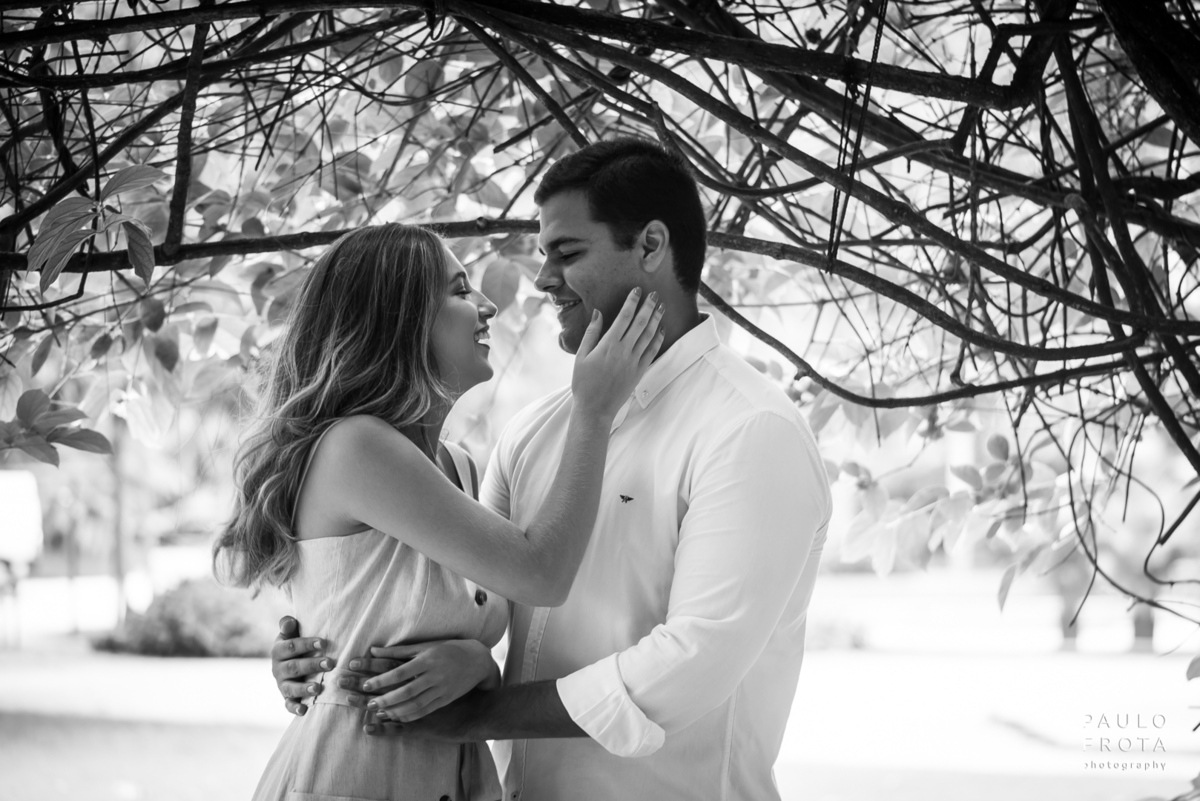 foto em preto e branco, casal sorrindo olhando um para o outro