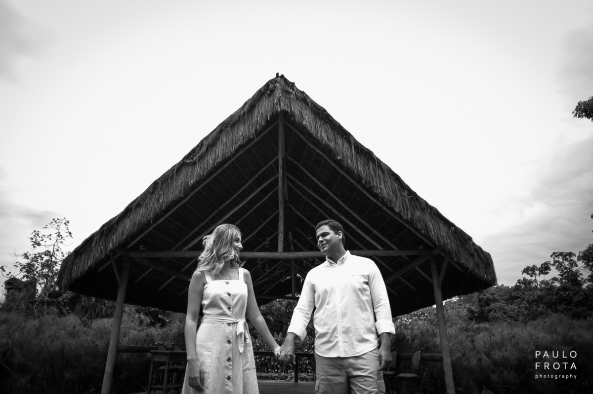 Casal de mãos dadas, sitio meio do mato, local da cerimonia