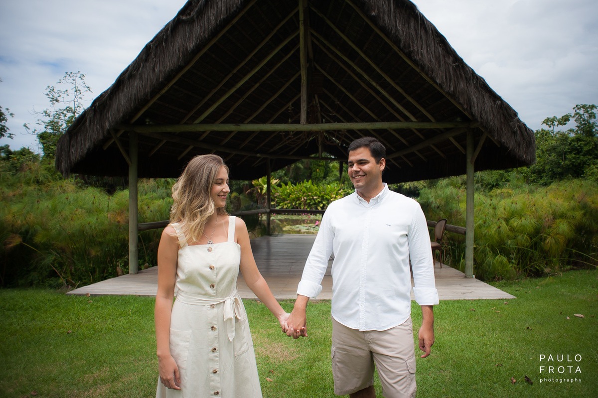 Casal de mãos dadas, sitio meio do mato, local da cerimonia