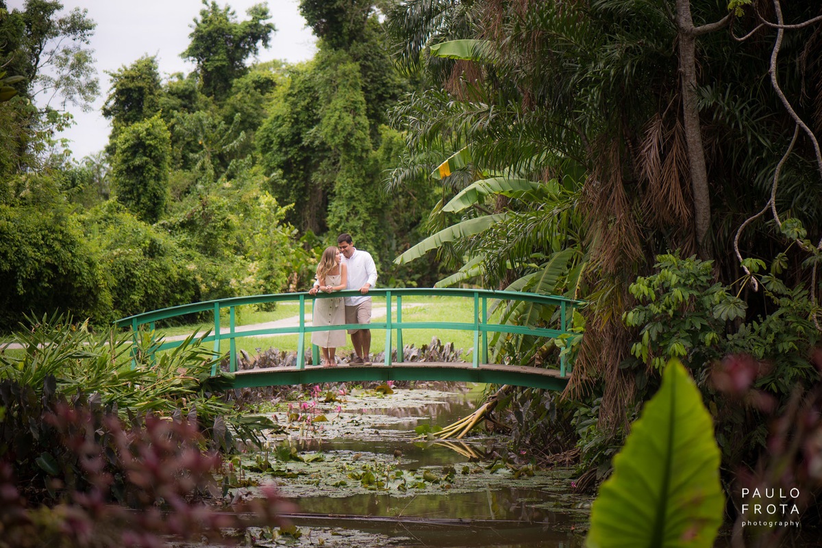 Casal na ponte, conversando