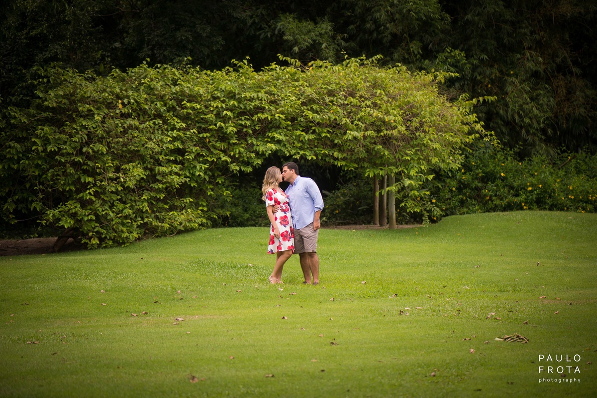 casal no gramado se beijando