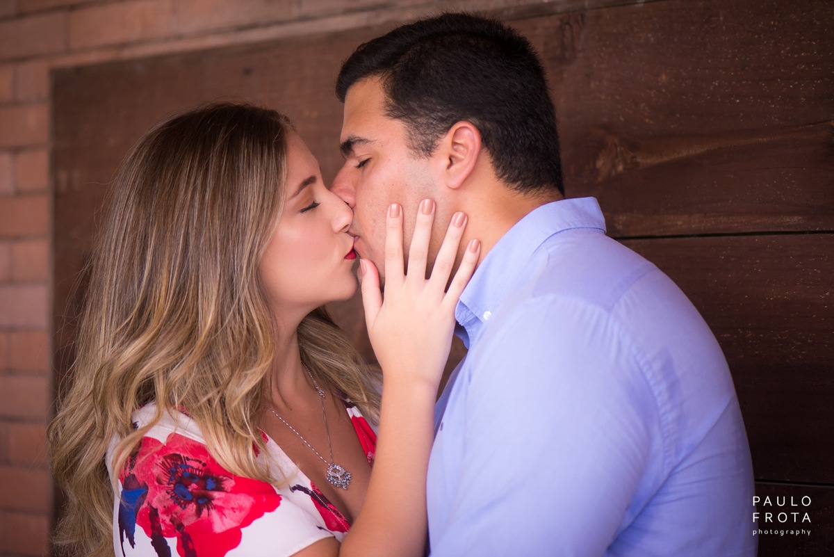 casal se beijando, plano de fundo de madeira
