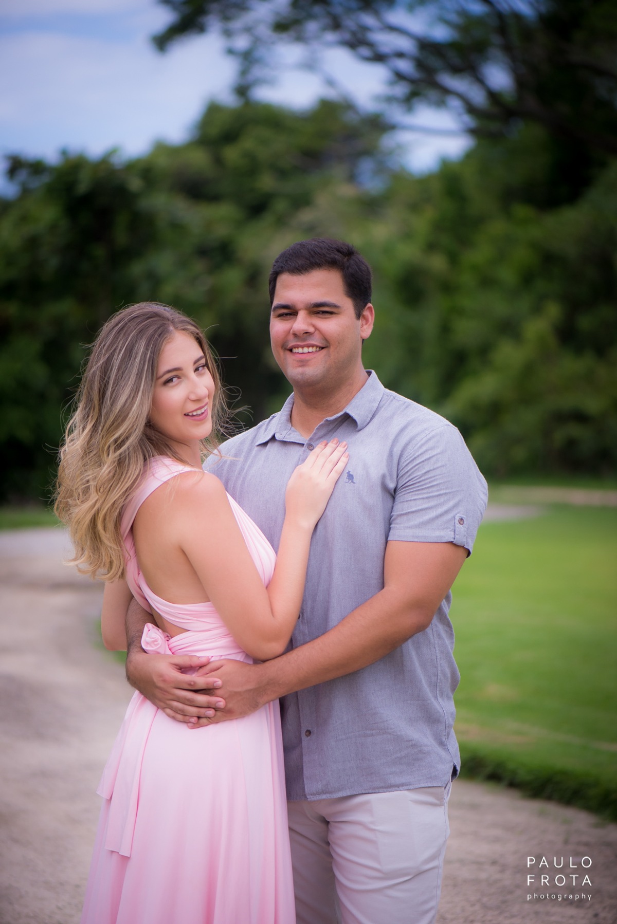 casal abraçado posando para a foto