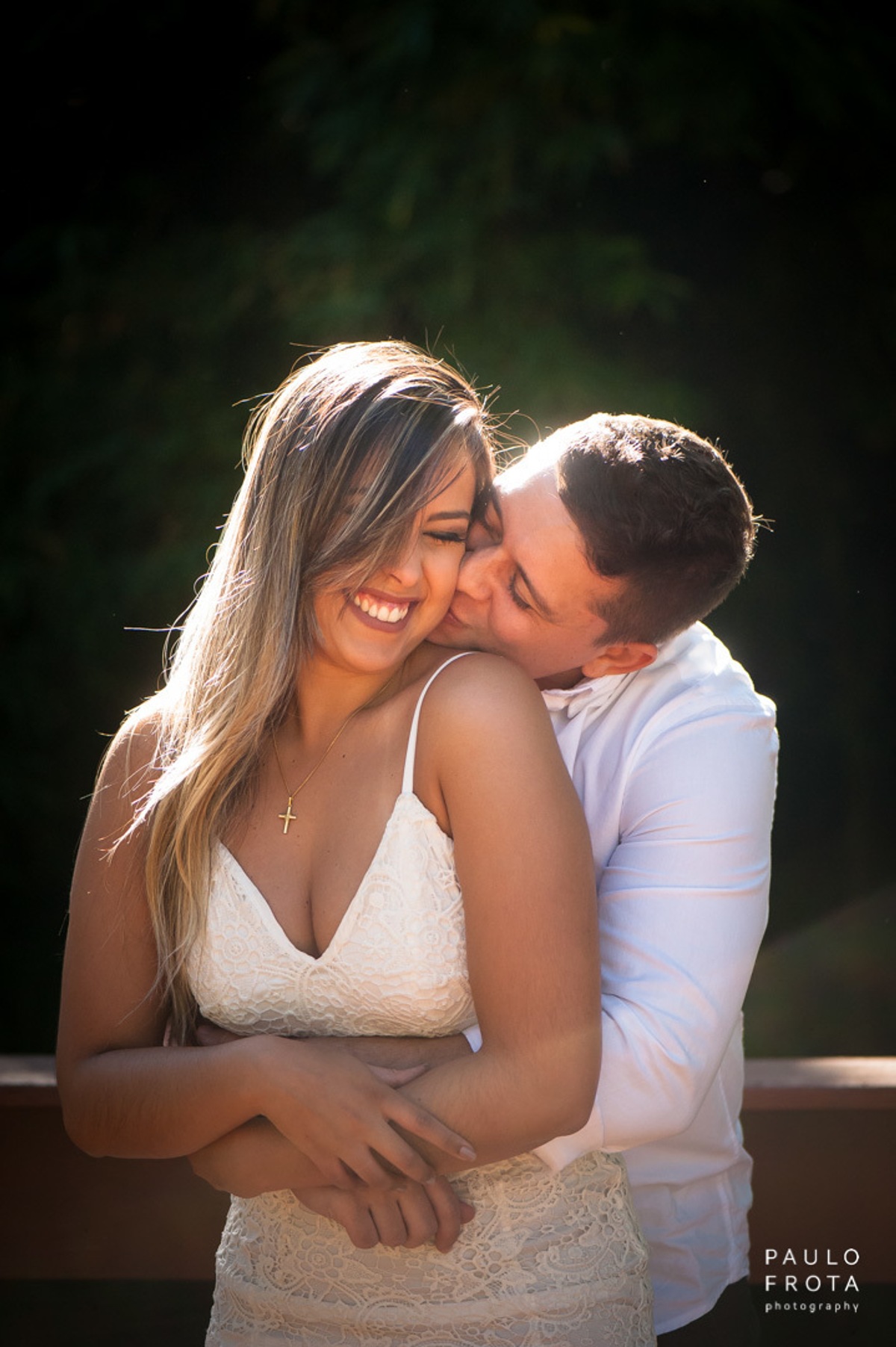 casamento em Friburgo, casal se abraçando