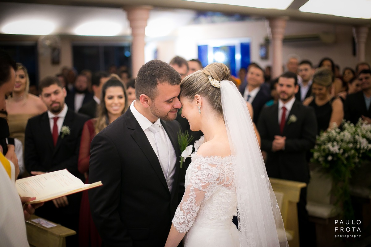 fotógrafia de casamento em macaé - noivos na cerimonia, beijo