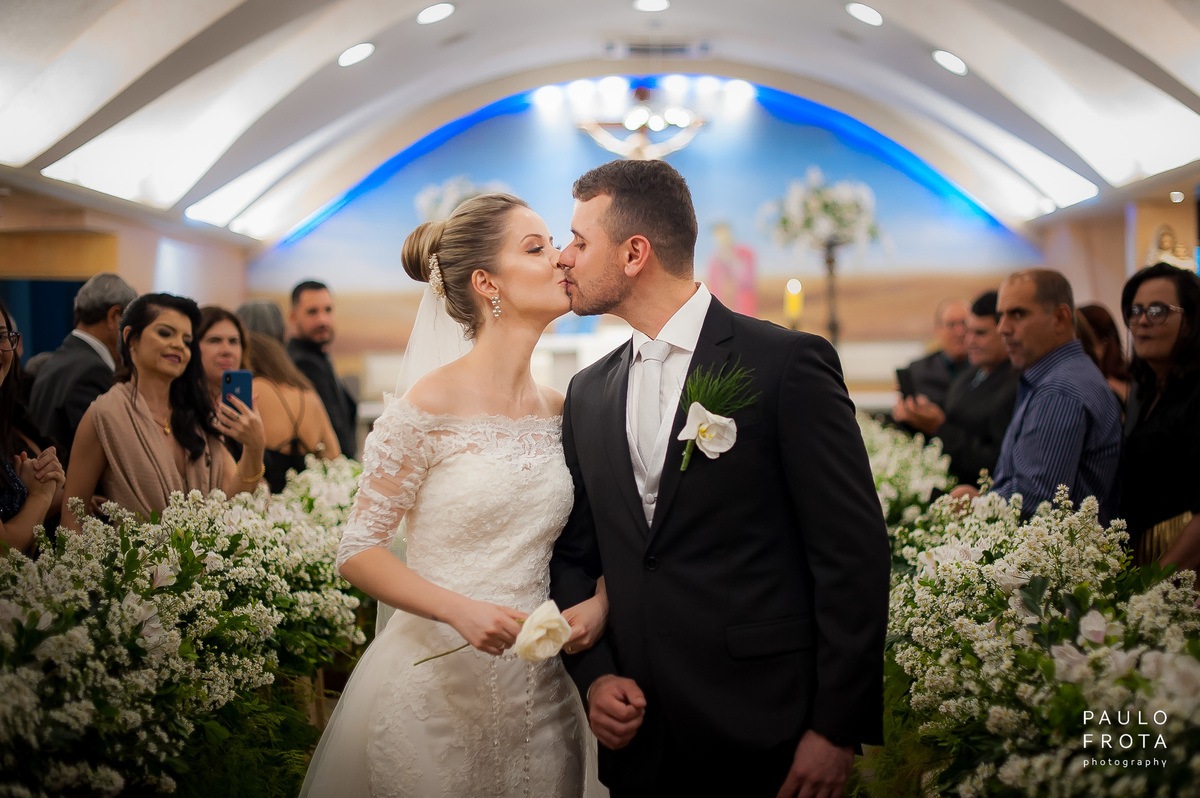 fotógrafia de casamento em macaé - noivos ainda da igreja