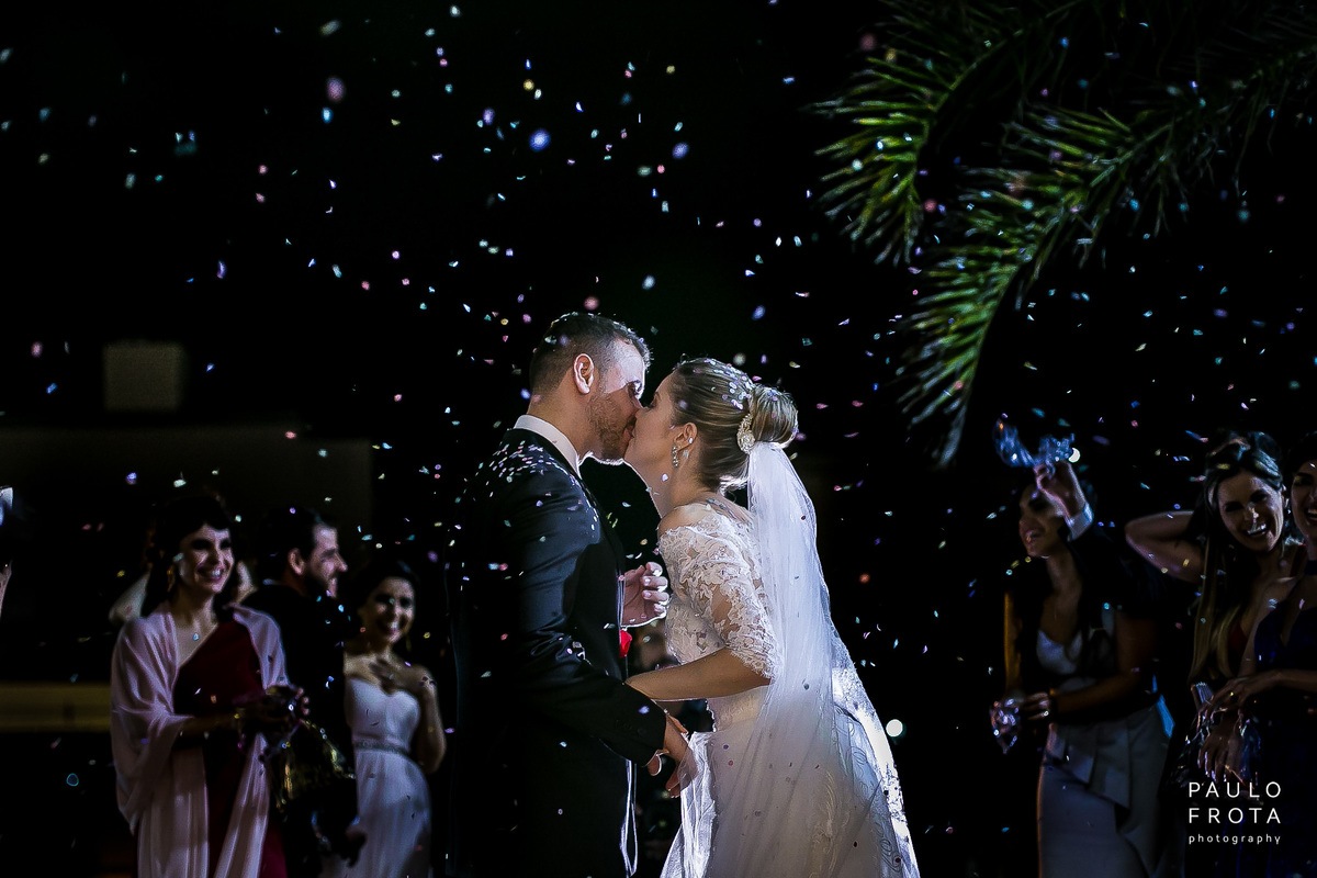 fotógrafia de casamento em macaé - noivos ainda da igreja