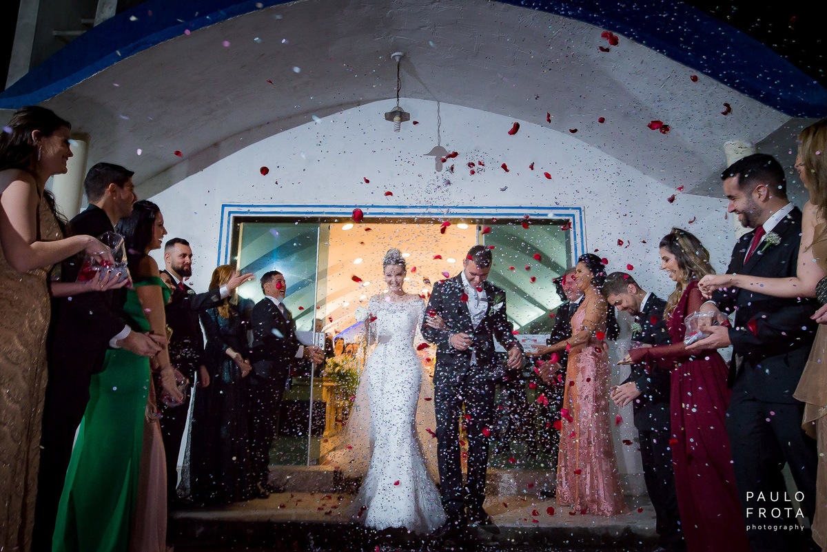 fotógrafia de casamento em macaé - noivos ainda da igreja