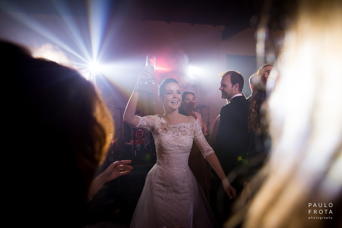 fotógrafia de casamento em macaé - Noiva dançando