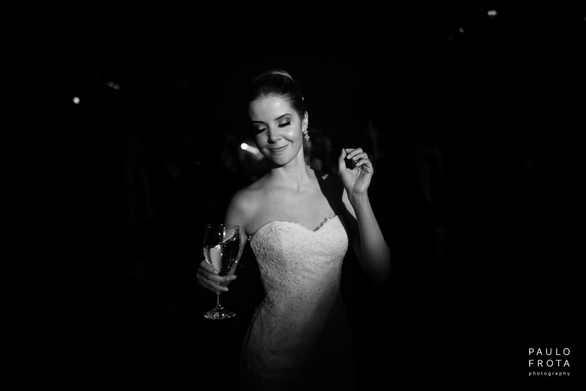 fotógrafia de casamento em macaé - Noiva dançando