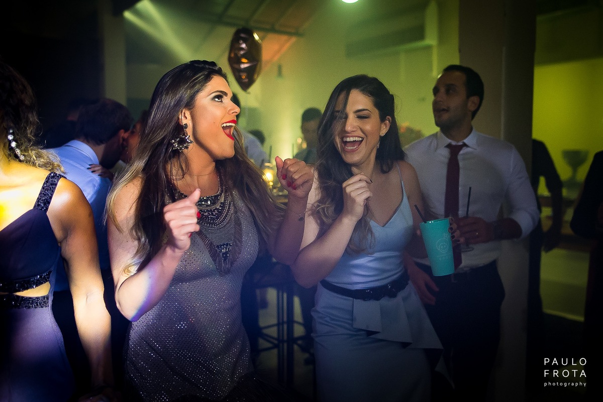 fotógrafia de casamento em macaé - madrinhas dançando