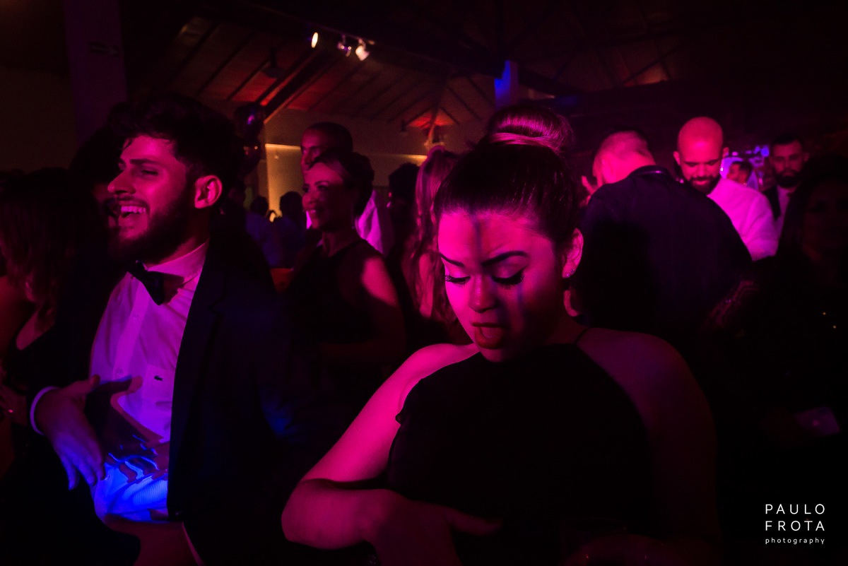 fotógrafia de casamento em macaé - convidados dançando