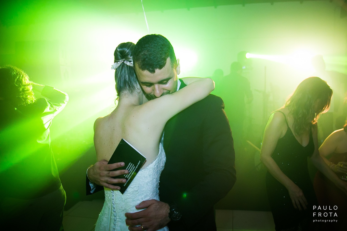 fotógrafia de casamento em macaé - Noiva dançando com noivo
