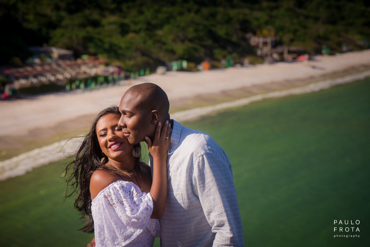 Ensaio pre wedding em arraial, casal com a praia do forno de paisagem