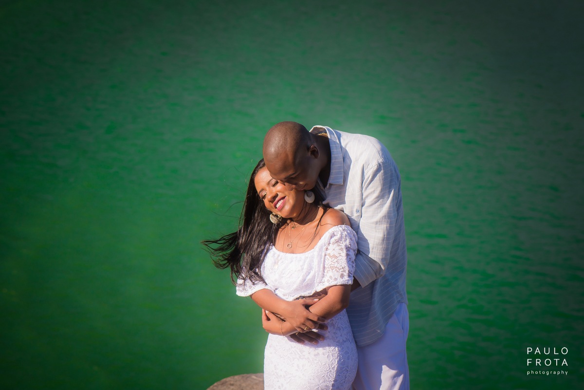 Ensaio pre wedding em arraial, casal com mar atrás