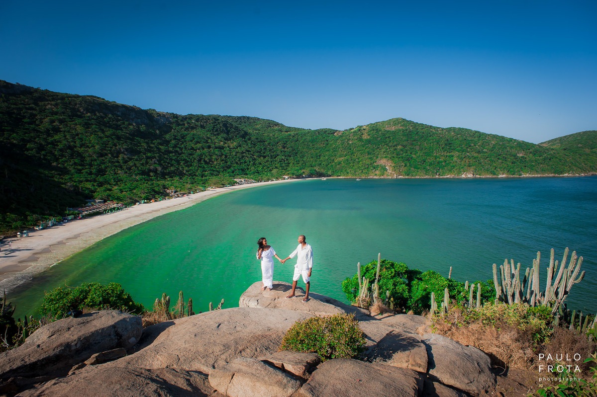 Ensaio pre wedding em arraial, casal com a praia do forno de paisagem