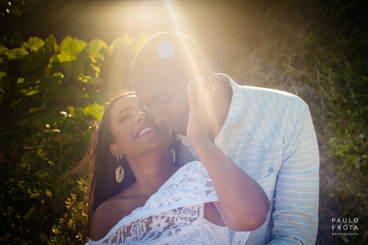 Ensaio pre wedding em arraial, casal com efeito de flare