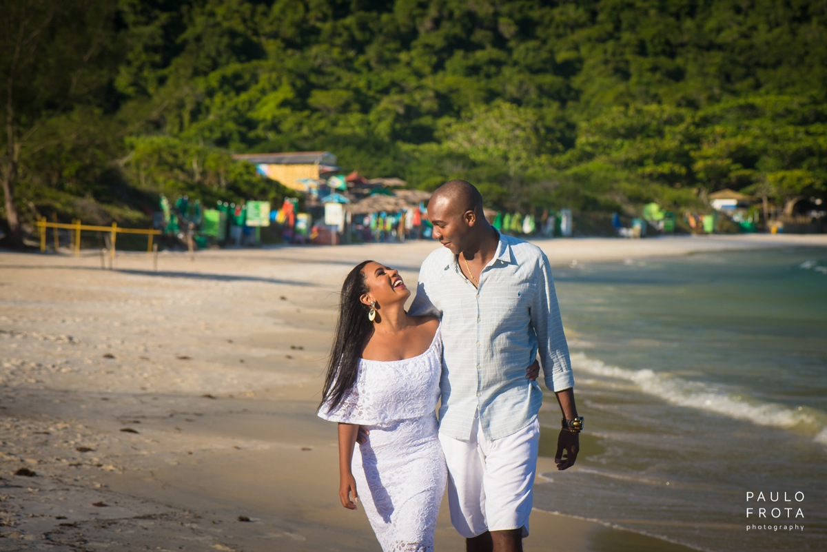 Ensaio pre wedding em arraial, casal andando na praia do forno