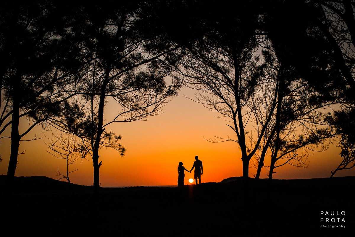 silhueta de casal, com por do sol entre o casal