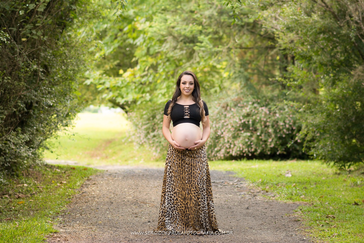 Uma foto que não pode faltar no seu ensaio é essa foto de frente pra câmera, com as mãos embaixo da barriga. Com uma bela paisagem de fundo, com certeza será uma bela foto, até quem sabe pra ficar no porta retrato, na sala.