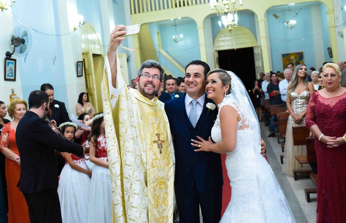 Imagem capa - Selfie com os noivos por Israel lemos