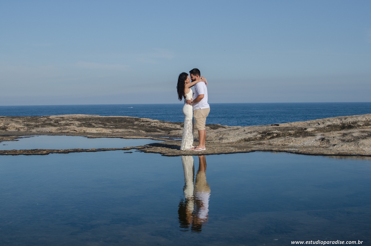 Ensaio pré-casamento do casal Leandro e Geíza na praia de Itacoatiara, no Rio de Janeiro