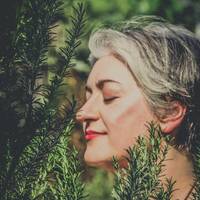 Cláudia Cacau - Terapeuta | Bruxa naturalista