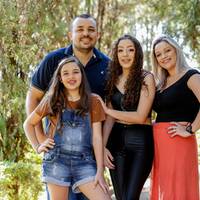Alanis e família