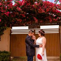 Noivos Bruno e Aline ao receber o Álbum de casamento