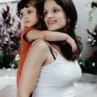 Thais, mãe da Teresa e do João