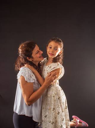 Ensaio de mãe e filha em estúdio  de  Priscila e Eliza