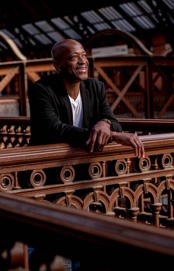 Ensaios de Ensaio Masculino na estação de trem da Luz